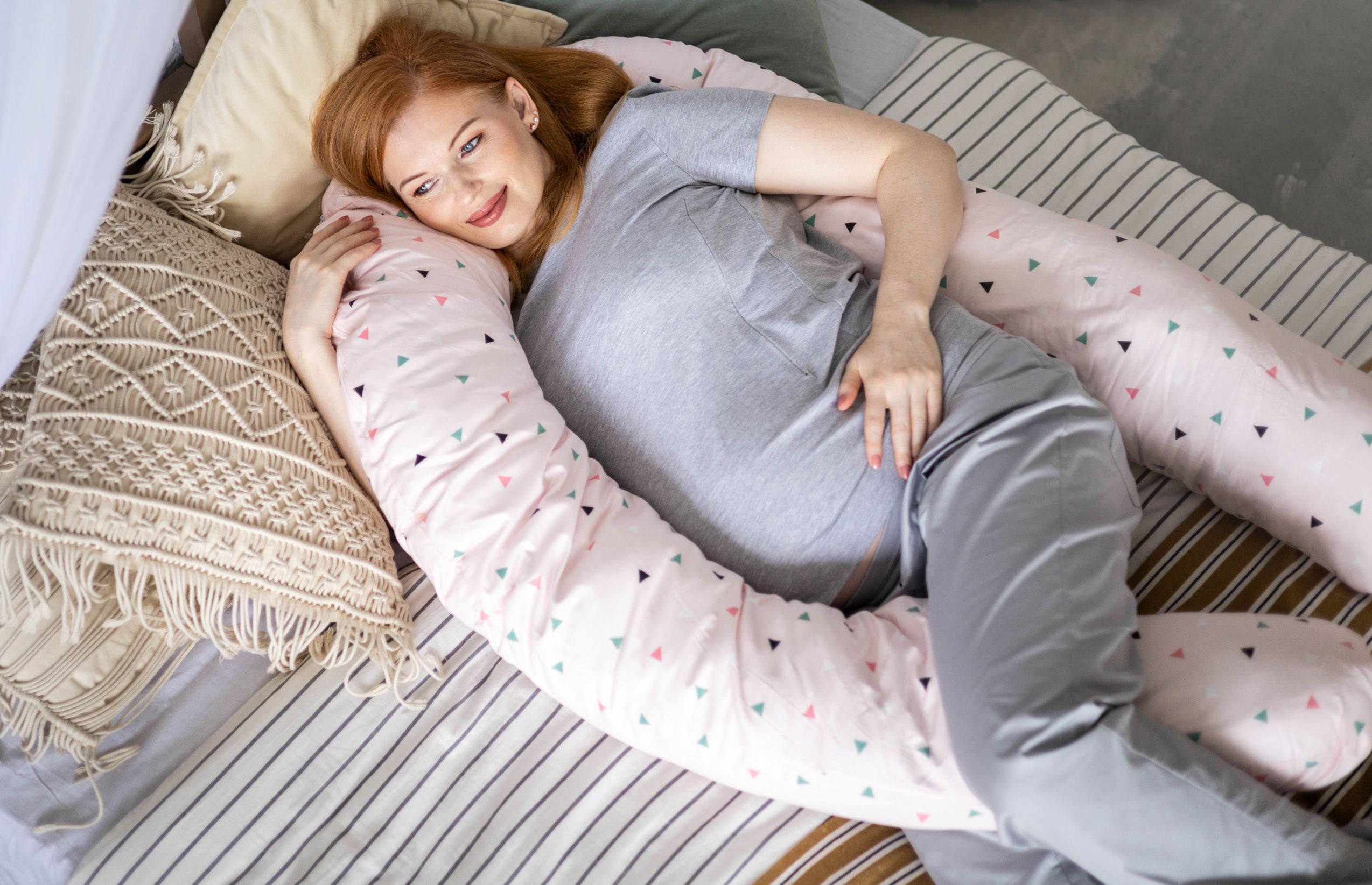 Vue De Dessus Heureuse Future Mère Allongée Sur Un Lit Confortable étreignant Un Oreiller Pour Se Détendre Enceinte