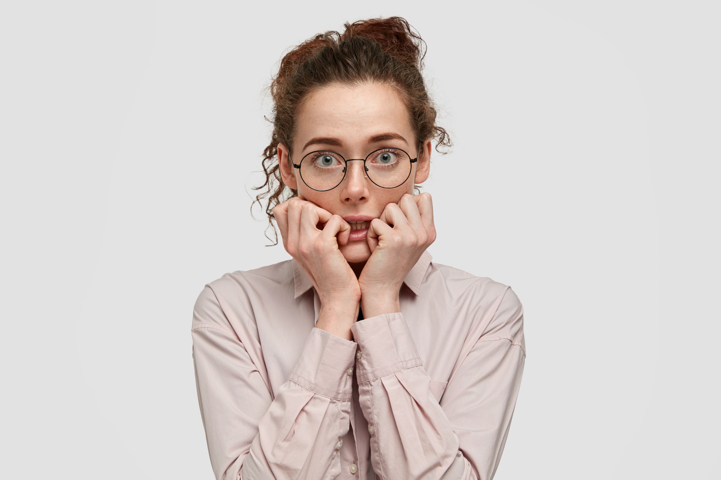 Malheureuse Jeune Femme Nerveuse Avec Une Expression Inquiète, Se Mord Les Ongles, Stress