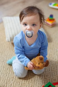 Bébé Mignon Avec Tétine et doudou