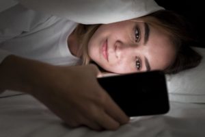 Au-delà de la lumière bleue, la stimulation constante des appareils électroniques, qu'il s'agisse des notifications ou de la consommation de contenus, peut augmenter le niveau d'éveil et de stress, rendant plus difficile l'endormissement.